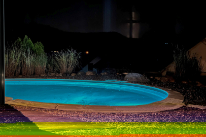 Poolbereich bei Nacht
