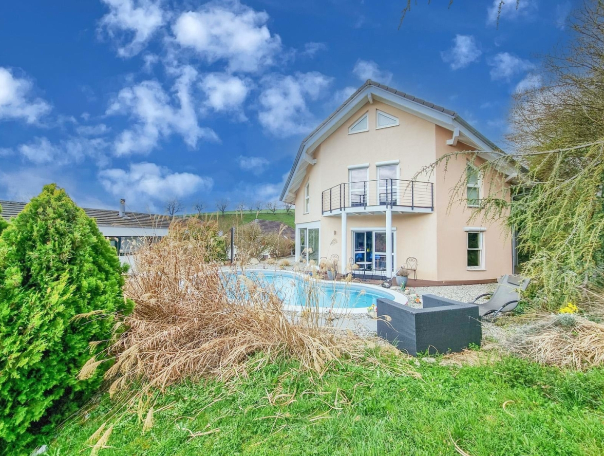 Einfamilienhaus mit Pool und Garten
