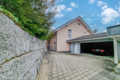 Wohnhaus mit gepflasterter Zufahrt und Garage