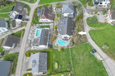 Luftaufnahme eines Einfamilienhauses mit Pool