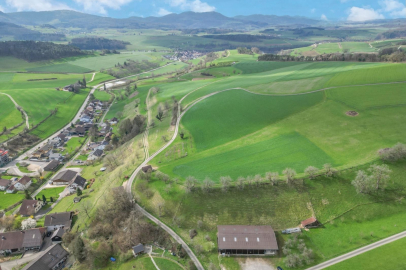 Luftaufnahme einer ländlichen Landschaft mit Feldern und Siedlung