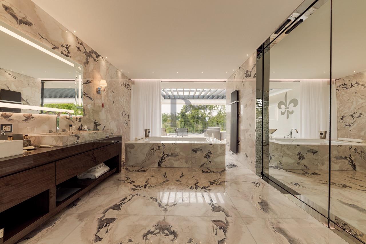 Luxuriöses Badezimmer mit Natursteinoptik