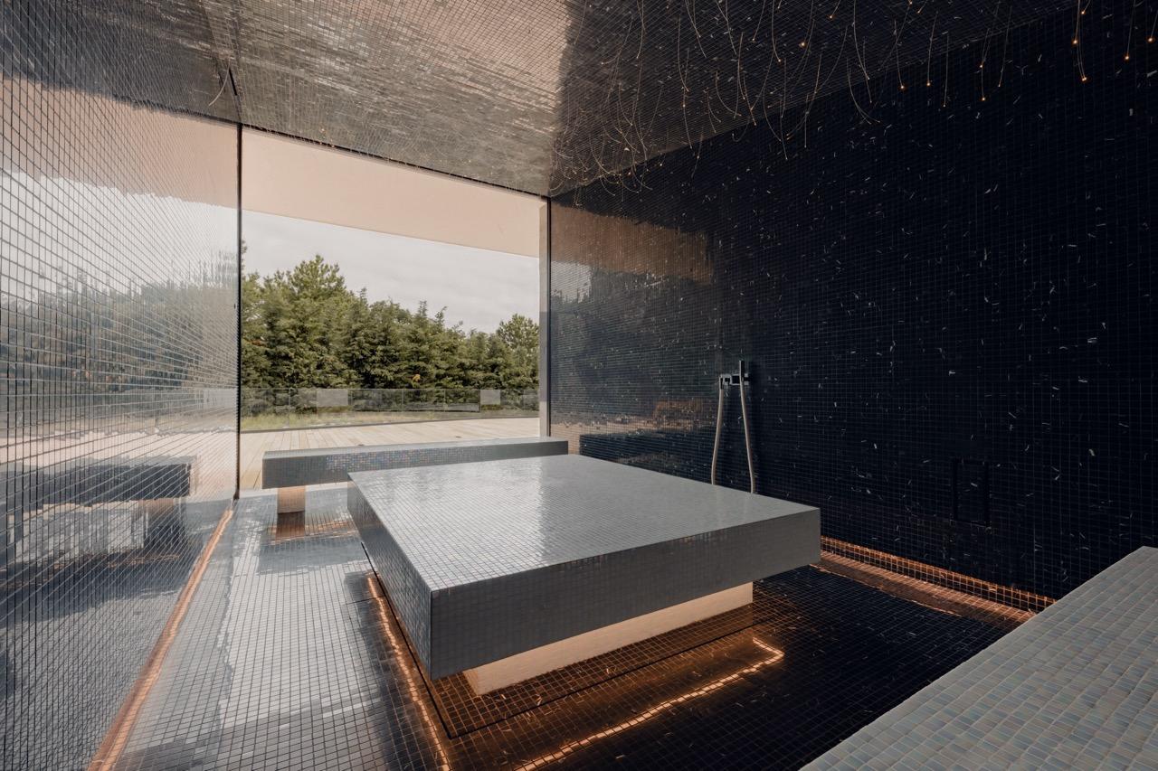 Modernes Spa- oder Wellness-Außenbad mit Sichtschutz