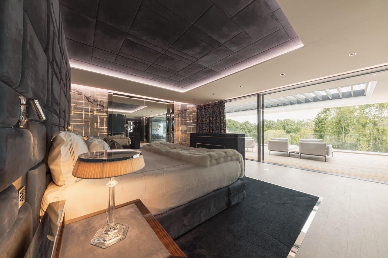 Luxuriöses Schlafzimmer mit Terrasse