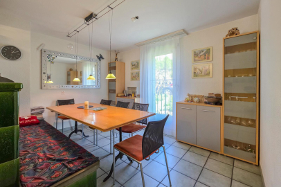 Esszimmer mit Tisch und Sideboard