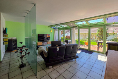 Heller Wohnraum mit großer Glasfront zum Garten