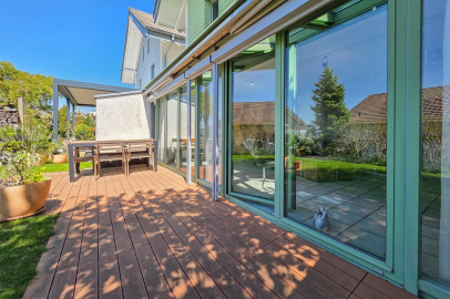Sonnige Terrasse mit Glasfront