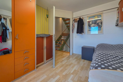 Schlafzimmer mit orangefarbenem Kleiderschrank