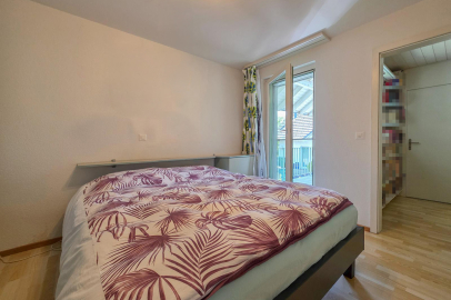 Schlafzimmer mit Doppelbett und Balkontür