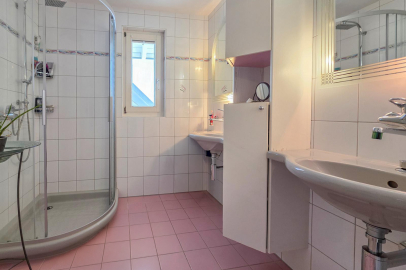 Kleines Badezimmer mit Badewanne und Waschbecken
