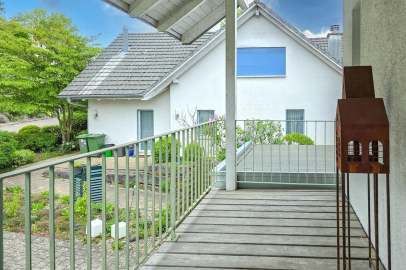 Überdachter Balkon mit Gartenblick