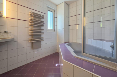 Modernes Badezimmer mit Badewanne und Wandheizkörper