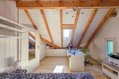 Dachzimmer mit Arbeitsbereich