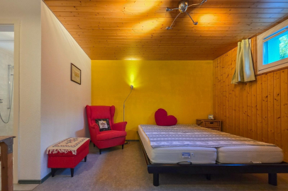 Gemütliches Schlafzimmer mit Holzdecke