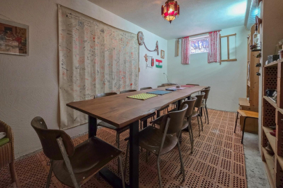 Esszimmer mit langem Holztisch