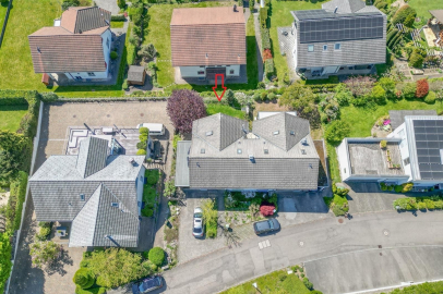 Luftaufnahme eines Wohnhauses in einer Siedlung