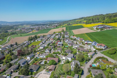 Luftaufnahme eines Wohngebiets am Ortsrand