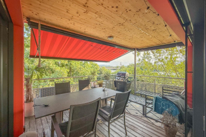 Überdachte Terrasse mit Essbereich