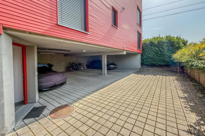 Carport mit gepflasterter Zufahrt