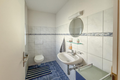 Kleines Gäste-WC mit Waschbecken und Spiegel