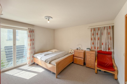 Helles Schlafzimmer mit Balkonzugang