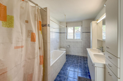 Badezimmer mit Badewanne und Waschtisch