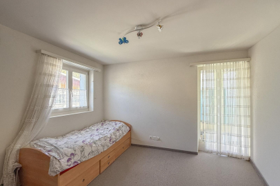 Helles Schlafzimmer mit Einzelbett