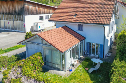 Außenansicht eines Wohnhauses mit Wintergarten