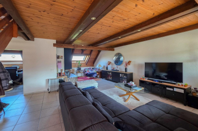 Offener Wohnbereich mit Holzbalkendecke