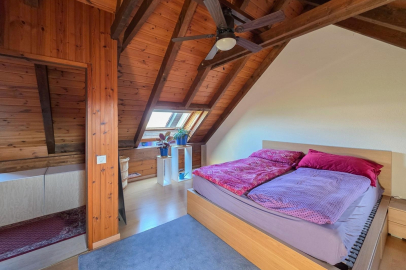 Dachgeschoss-Schlafzimmer mit Holzdecke