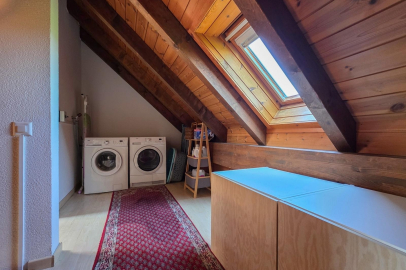 Dachboden mit Wäscherecke und Velux-Fenster