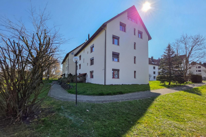 Mehrfamilienhaus im Grünen bei Sonnenschein