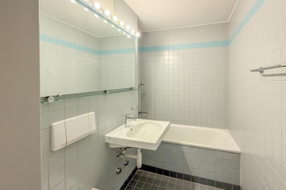 Helles Badezimmer mit Badewanne und Waschtisch