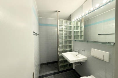 Modernes Badezimmer mit Glastrennwand