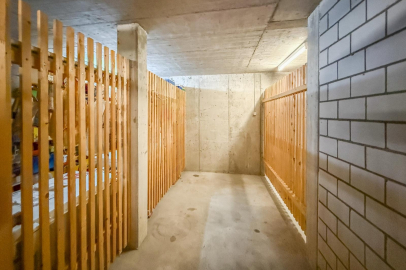 Kellerflur mit Holzgittern und Betonwänden