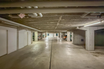 Tiefgarage mit Betondecke und Stellplätzen
