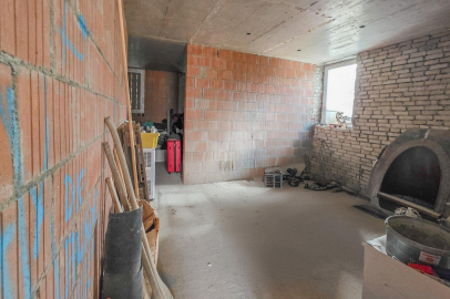 Unvollendeter Innenraum mit Kamin