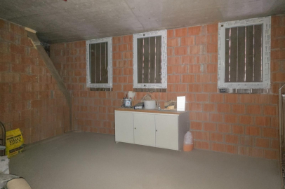 Unfertiger Kellerraum mit kleinen Fenstern
