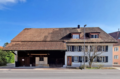 Wohnhaus mit großem Satteldach und Straßenansicht