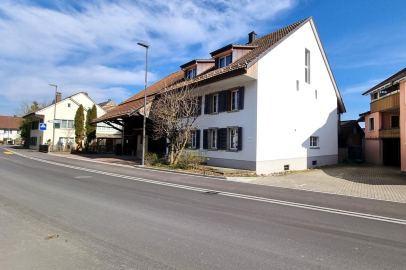 Wohnhaus an Straße