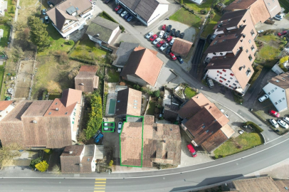 Luftaufnahme eines Wohngebiets mit Häusern und Straßen