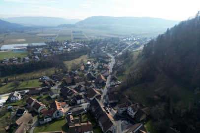 Luftaufnahme über ein Tal mit Ortschaft