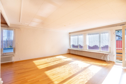 Heller leerer Wohnraum mit großen Fenstern