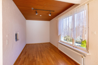 Langer leerer Raum mit Holzdecke