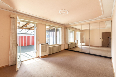 Helles Wohnzimmer mit Balkonzugang
