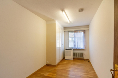 Leeres Schlafzimmer mit Fenster und Einbauschrank