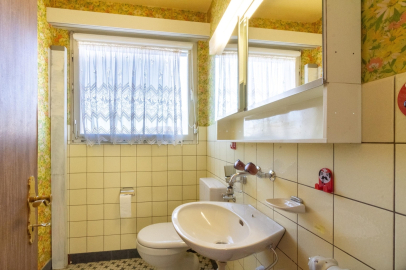 Kleines Retro-Gäste-WC mit Fenster