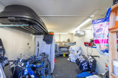 Garage-/Abstellraum mit Fahrrädern und Regalen