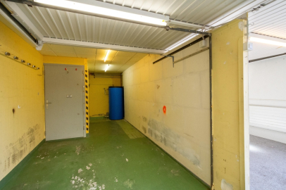 Garage- bzw. Abstellraum mit grünem Boden