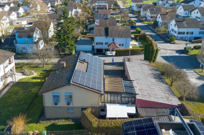 Wohnhaus aus der Luft mit Solaranlage